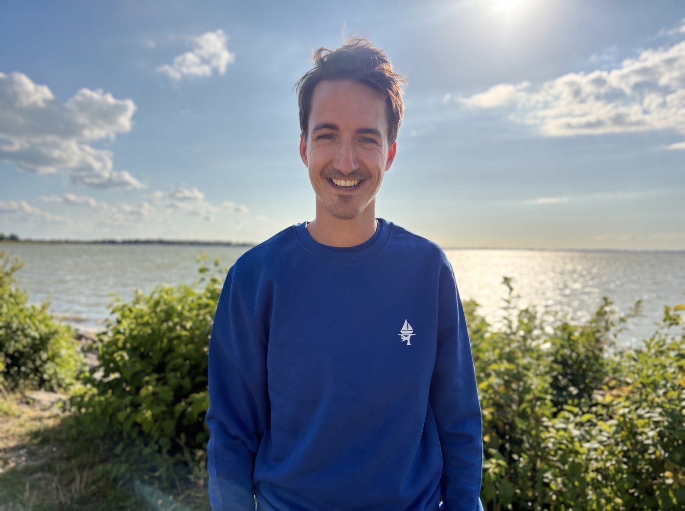 Martijn, jachtservice monteur en eigenaar van Velero Service, aan het water