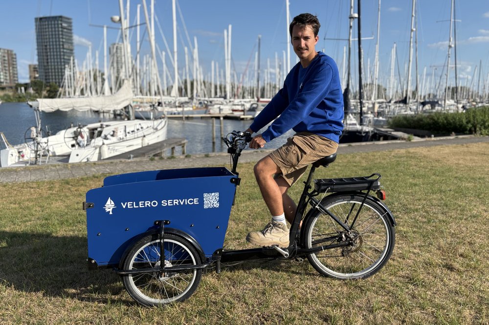 Martijn met de Velero Service bakfiets in de jachthaven