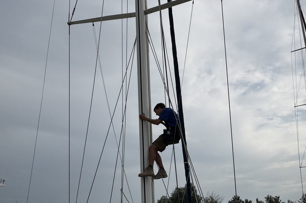 Martijn werkt in de mast van een zeiljacht
